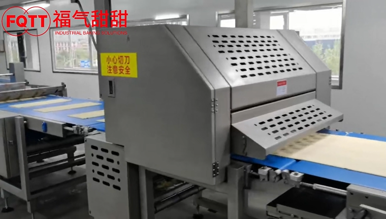 Puff pasteles masa línea de laminación y línea de maquillaje por FQTT